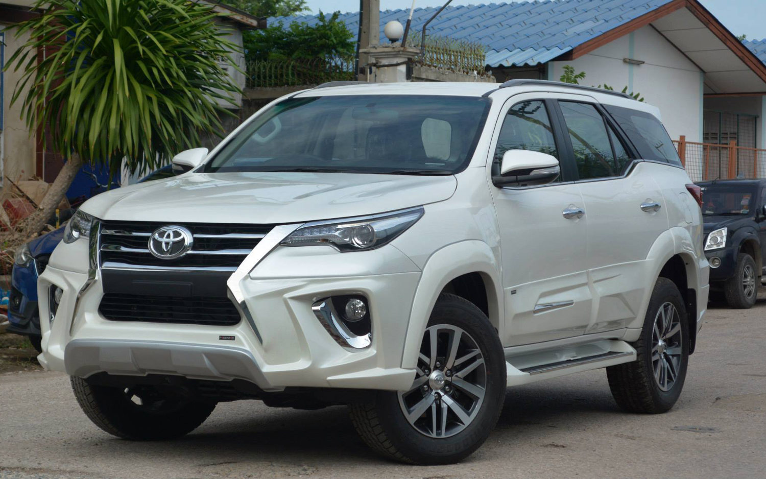 Comparison Nissan Xterra SUV 2015 vs  Toyota Fortuner  